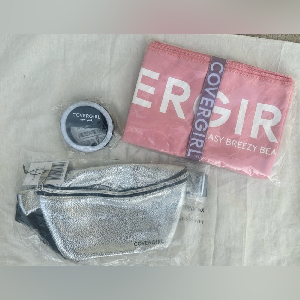 COVERGIRL Silver Bag with Pink Towel and Ring Light Set